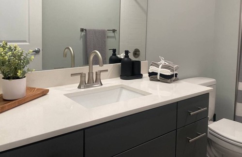 Gladstone Apartment | Modern 2-Bedroom Stunning Views