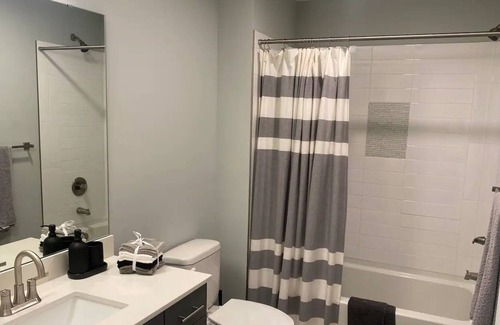Gladstone Apartment | Modern 2-Bedroom Stunning Views