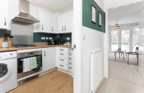 Kirkdale House | Modern 2 Bedroom Townhouse | Private Parking
