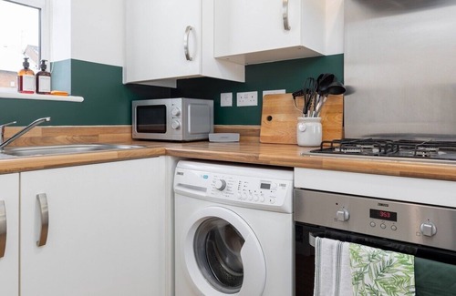 Kirkdale House | Modern 2 Bedroom Townhouse | Private Parking