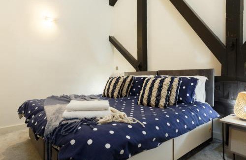 Bradford Apartment | Modern 2 Bedroom with 75” TV & Free Wi-Fi