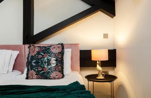 Bradford Apartment | Modern 2 Bedroom with 75” TV & Free Wi-Fi