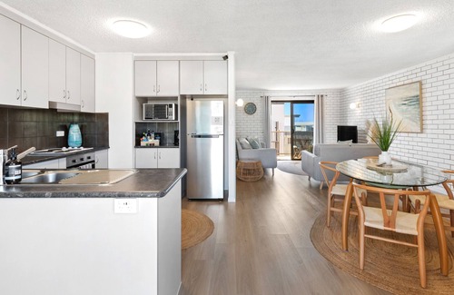 Shelly Beach Apartment | Modern 2 BR Beachside Apartment - Kings Beach QLD