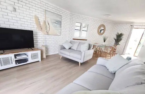 Shelly Beach Apartment | Modern 2 BR Beachside Apartment - Kings Beach QLD