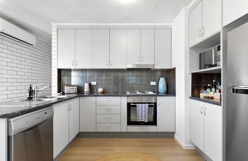 Shelly Beach Apartment | Modern 2 BR Beachside Apartment - Kings Beach QLD
