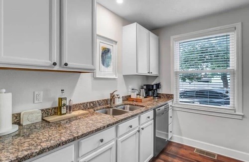 San Marco Condo | Modern 2 BR Condo - 2 block from San Marco
