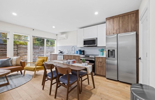 Fremont House | Modern 2B/1.5B Fremont House with Prime Walkability