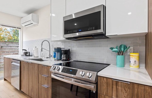 Fremont House | Modern 2B/1.5B Fremont House with Prime Walkability