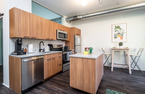 Eisenhower East Apartment | ★Modern-2bd-2bth-Luxury Loft ~ FREE PARKING, Pool, Balcony★