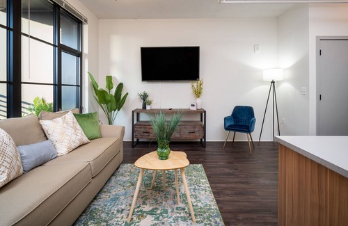 Eisenhower East Apartment | ★Modern-2bd-2bth-Luxury Loft ~ FREE PARKING, Pool, Balcony★