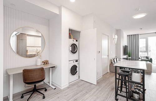 Forest Hill South Condo | Modern 2bdr+ 2bath with free parking in luxurious Forest Hill neighbourhood!