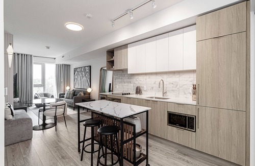Forest Hill South Condo | Modern 2bdr+ 2bath with free parking in luxurious Forest Hill neighbourhood!