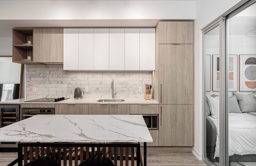 Forest Hill South Condo | Modern 2bdr+ 2bath with free parking in luxurious Forest Hill neighbourhood!