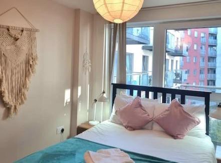 Greenwich West Apartment | Modern 2Bed 2Bath with Balcony next to DLR Station