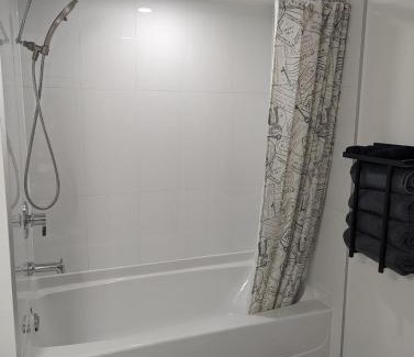 Willoughby Hills House | Modern 2Bed Guest Suite near Langley Events Centre