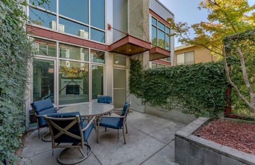Midtown Sacramento House | Modern 2BR/2BA, garage next to R street, close to Golden 1 arena and Capitol n