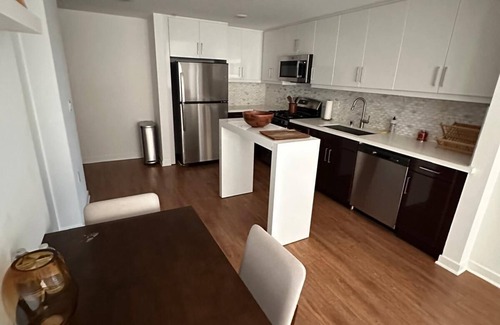 Downtown Apartment | Modern 2BR/2BA Near Glendale Galleria – Walk to Shopping & Dining!