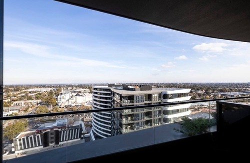 Glen Waverley Apartment | Modern 2BR Abode with Balcony View & Gym Access