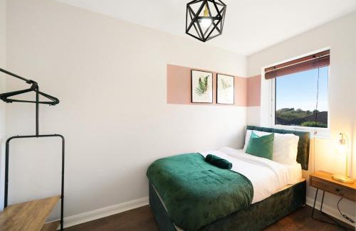 Aylesbury House | Modern 2BR Aylesbury Home, Sleeps 3, Parking, Work, Leisure, Friendly