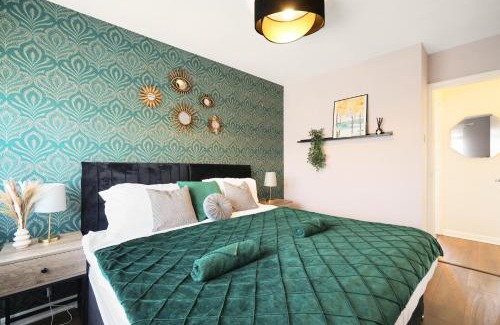 Aylesbury House | Modern 2BR Aylesbury Home, Sleeps 3, Parking, Work, Leisure, Friendly