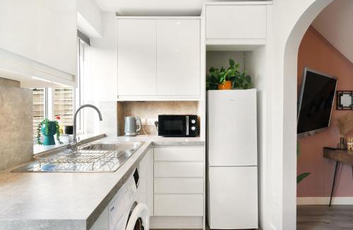 Aylesbury House | Modern 2BR Aylesbury Home, Sleeps 3, Parking, Work, Leisure, Friendly