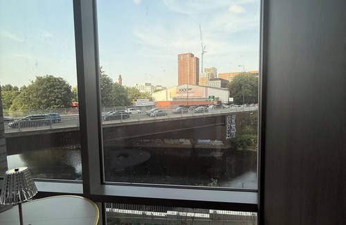 Manchester Apartment | Modern 2BR flat with Gym & Viewsn5 mins walk to Manchester City center
