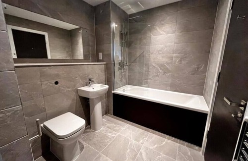 Manchester Apartment | Modern 2BR flat with Gym & Viewsn5 mins walk to Manchester City center