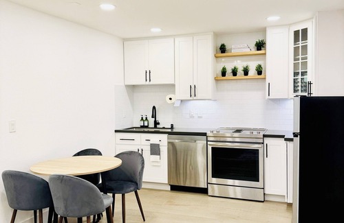 South San Jose Apartment | Modern 2BR Guest Suite w/Kitchen, W&D, AC, Fire Pit, Giga Wifi - 10 mins to SJC