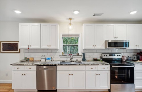 Savannah House | Modern 2BR Home Near Historic Savannah