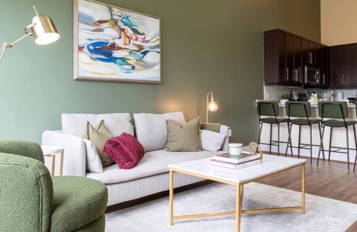Eisenhower East Apartment | Modern 2BR Loft Style By Old Town Free Parking