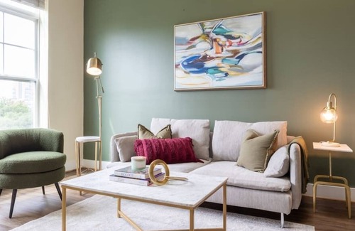 Eisenhower East Apartment | Modern 2BR Loft Style By Old Town Free Parking