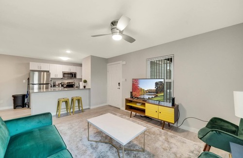 Hyde Park Apartment | Modern 2BR Near UT Hyde Park Evonify