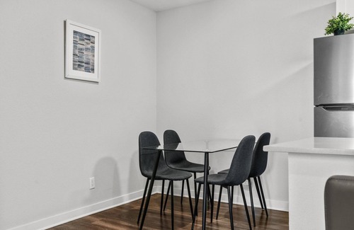 Hyde Park House | Modern 2BR Near UT Hyde Park Evonify