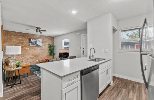 Hyde Park Apartment | Modern 2BR Near UT | Hyde Park | Evonify 7740