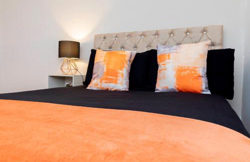 Southampton Apartment | Modern 2BR Penthouse - Extended Stays, Free Parking & Fast Wi-Fi
