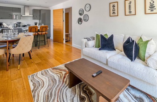 Camberley Apartment | Modern 2BR | Pet-Friendly, Fast Wi-Fi, Netflix