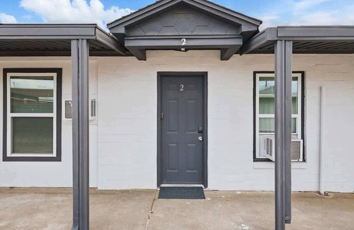 Haltom City Apartment | Modern 2BR Unit with Hot Tub