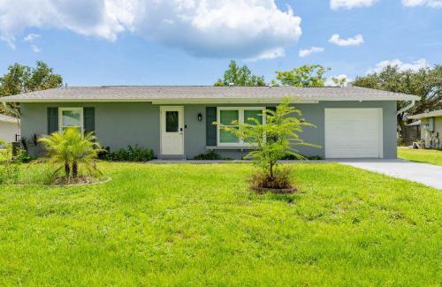 Port Charlotte House | Modern 2BR with Backyard near Beach & Harbor