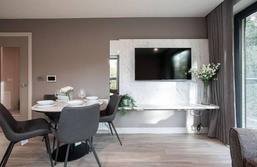 Belfast Apartment | Modern 2BR with Balcony next to the City Airport BHD - Free Parking
