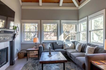 Historic District House | Modern 3 BDR Heart of Downtown Walk Everywhere