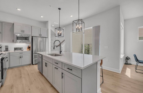 Mueller House | Modern 3 Bed/2.5 Bath Townhome in Trendy Mueller – Walk to Parks, Shops & Dining