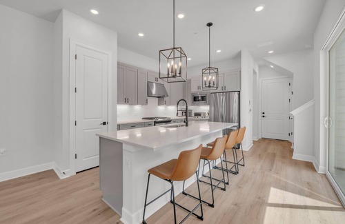 Mueller House | Modern 3 Bed/2.5 Bath Townhome in Trendy Mueller – Walk to Parks, Shops & Dining