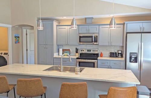 Oregon Water Wonderland House | Modern 3 Bed/2 Bath South of Sunriver with Hot Tub and A/C