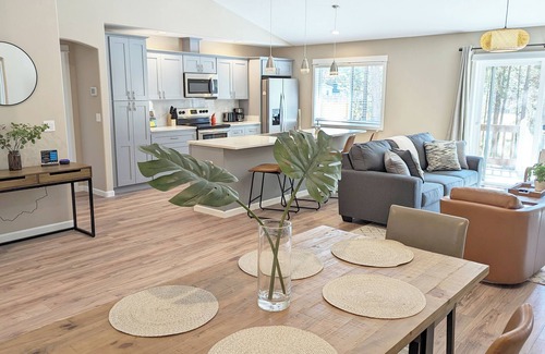 Oregon Water Wonderland House | Modern 3 Bed/2 Bath South of Sunriver with Hot Tub and A/C