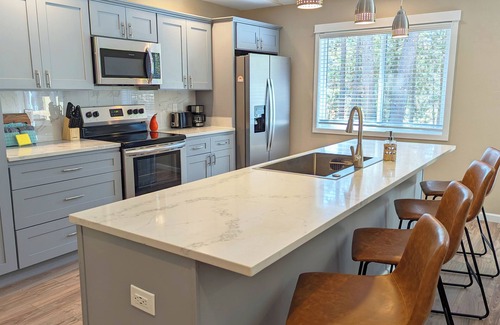 Oregon Water Wonderland House | Modern 3 Bed/2 Bath South of Sunriver with Hot Tub and A/C