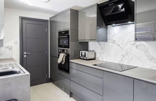 Southampton House | Modern 3-Bed, 3-Bath House | Sleeps 10 | Free Parking Newly refurbished home just off the M27. 10 mins to City Centre, Hospital & Airport. Ideal for families, contractors & groups.