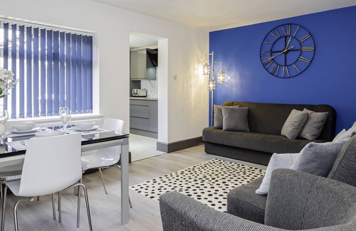 Southampton House | Modern 3-Bed, 3-Bath House | Sleeps 10 | Free Parking Newly refurbished home just off the M27. 10 mins to City Centre, Hospital & Airport. Ideal for families, contractors & groups.