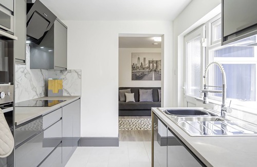 Southampton House | Modern 3-Bed, 3-Bath House | Sleeps 10 | Free Parking Newly refurbished home just off the M27. 10 mins to City Centre, Hospital & Airport. Ideal for families, contractors & groups.