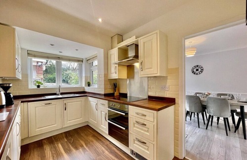 Hainault House | Modern 3 Bed Chigwell House (Free Parking)