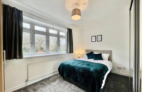 Hainault House | Modern 3 Bed Chigwell House (Free Parking)